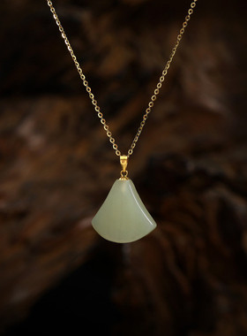 18K金扣头裙摆吊坠项链和田玉简