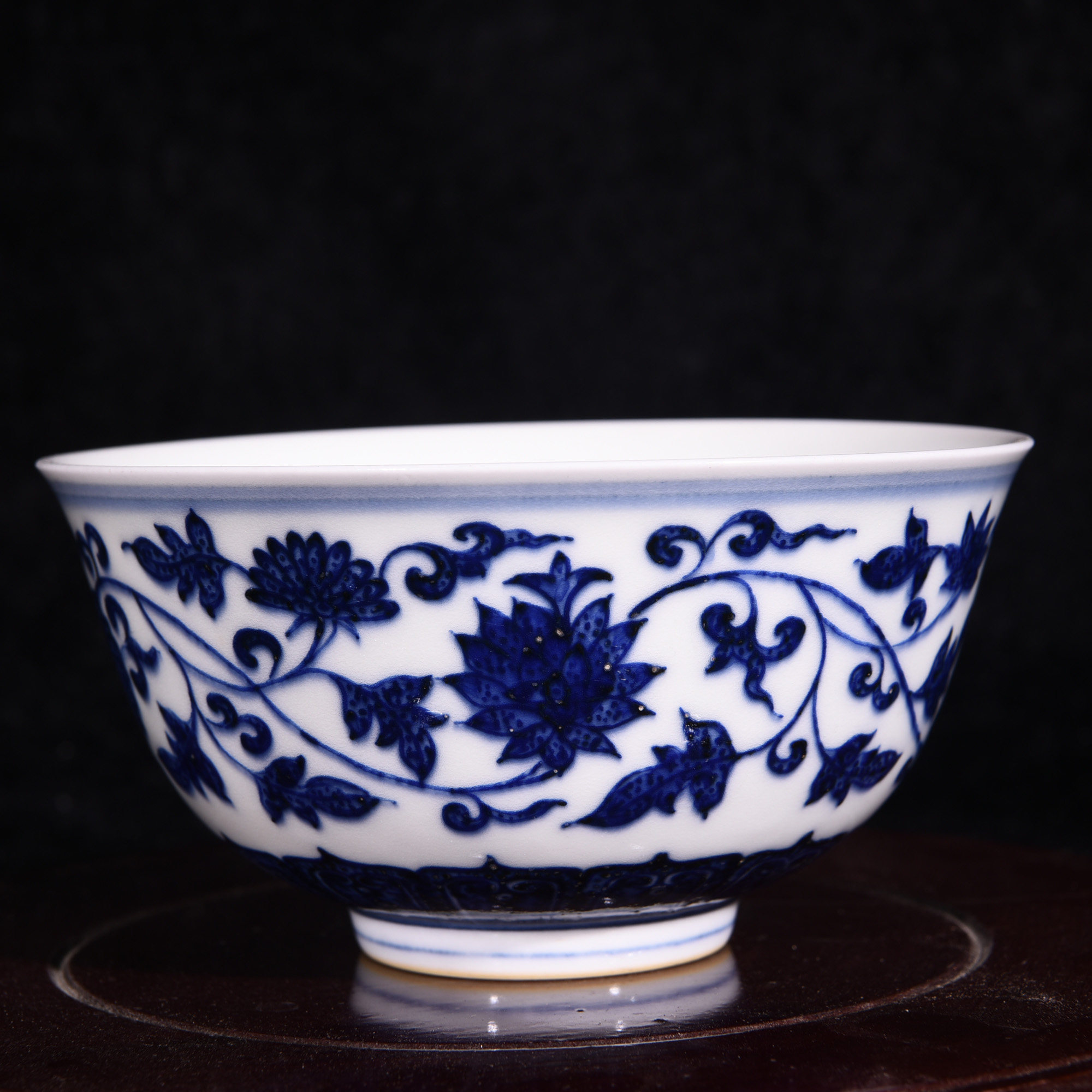 大清乾隆年制青花缠枝莲纹碗