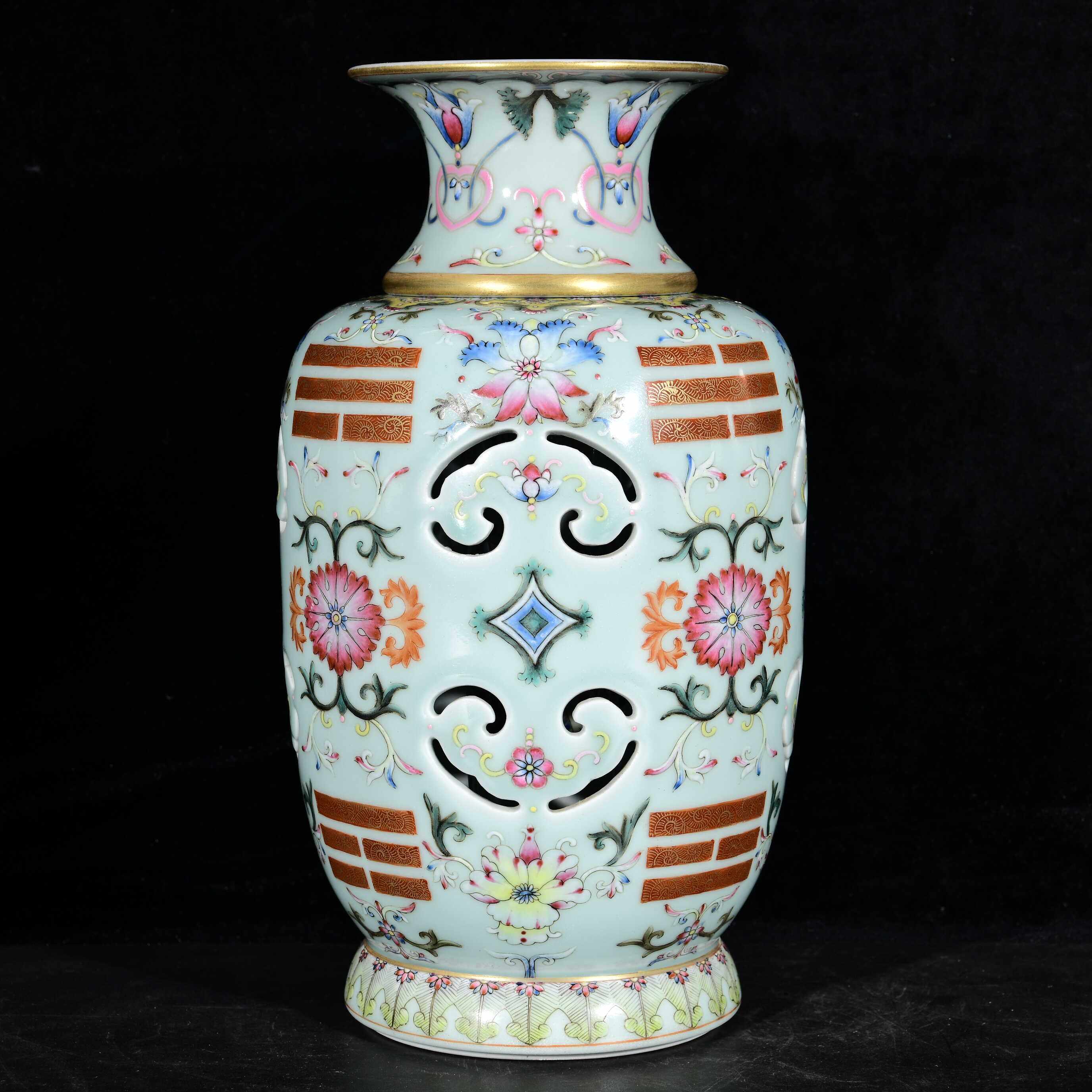 大清咸丰八年蔚秀园主人制洋彩缠枝莲真金八卦纹阴阳交泰专心瓶