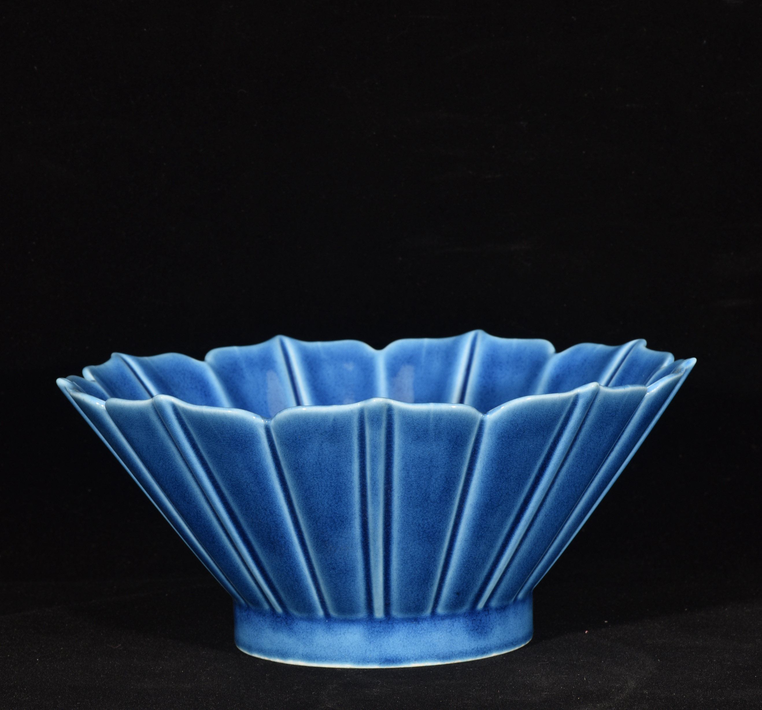 大明弘治年制孔雀蓝釉莲花斗笠碗