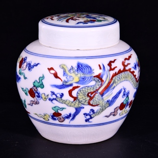 大明成化年制斗彩云龙纹沥粉珐华蕉叶莲瓣纹天字罐