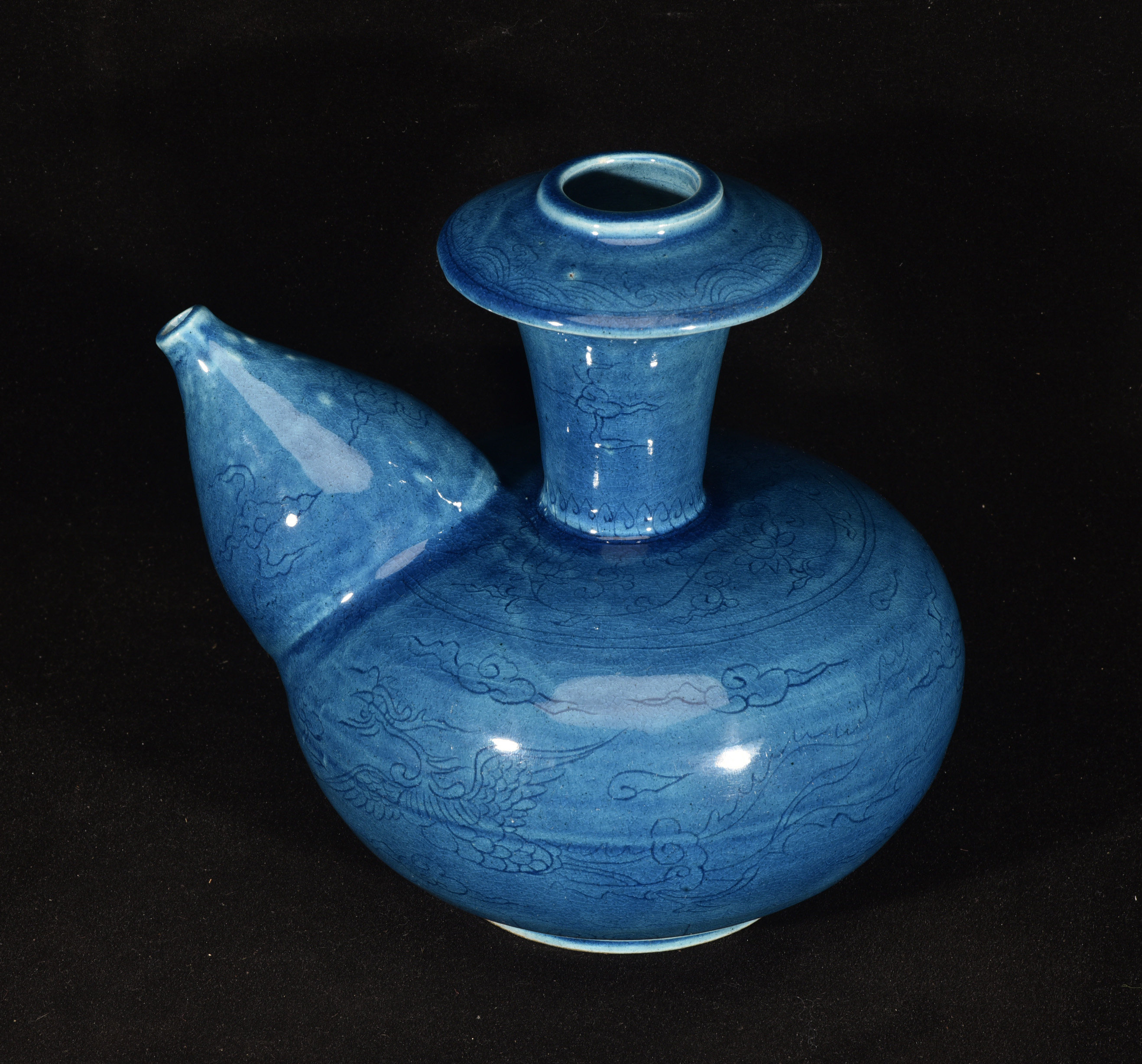 大明弘治年制孔雀蓝釉刻云凤纹净水壶军持