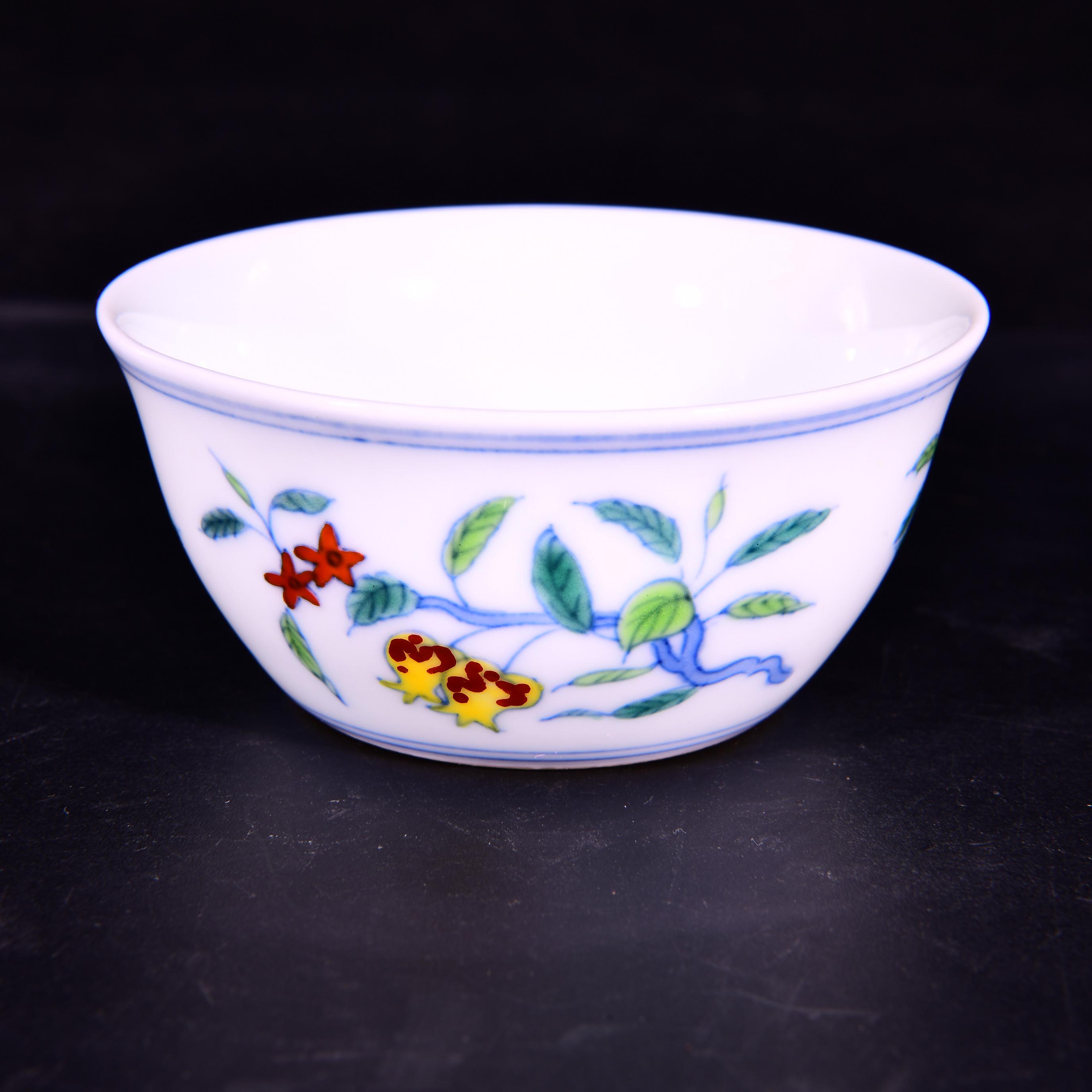 大明成化年制斗彩折枝花纹缸型酒杯茶杯