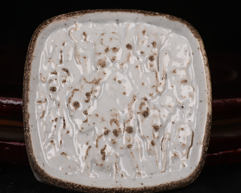 明万历十六年八月十五日卵白釉雕刻祥云纹盖置笔洗