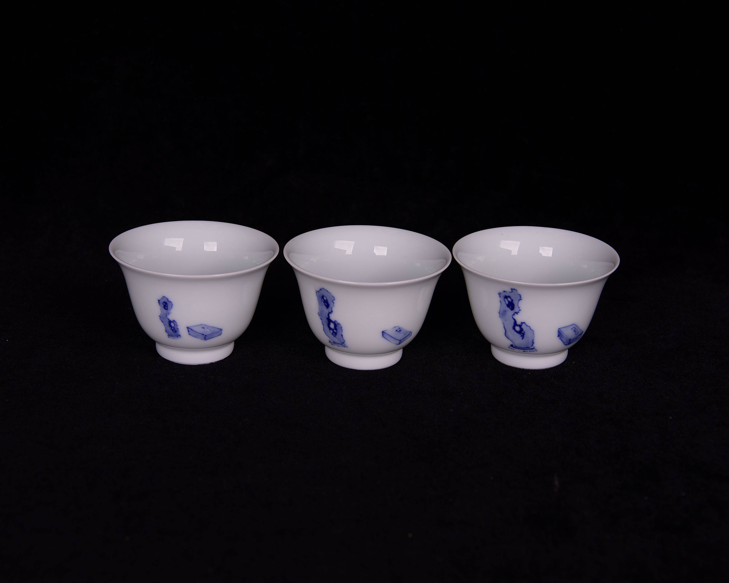 大清康熙青花灵石函经博古图纹酒杯茶杯