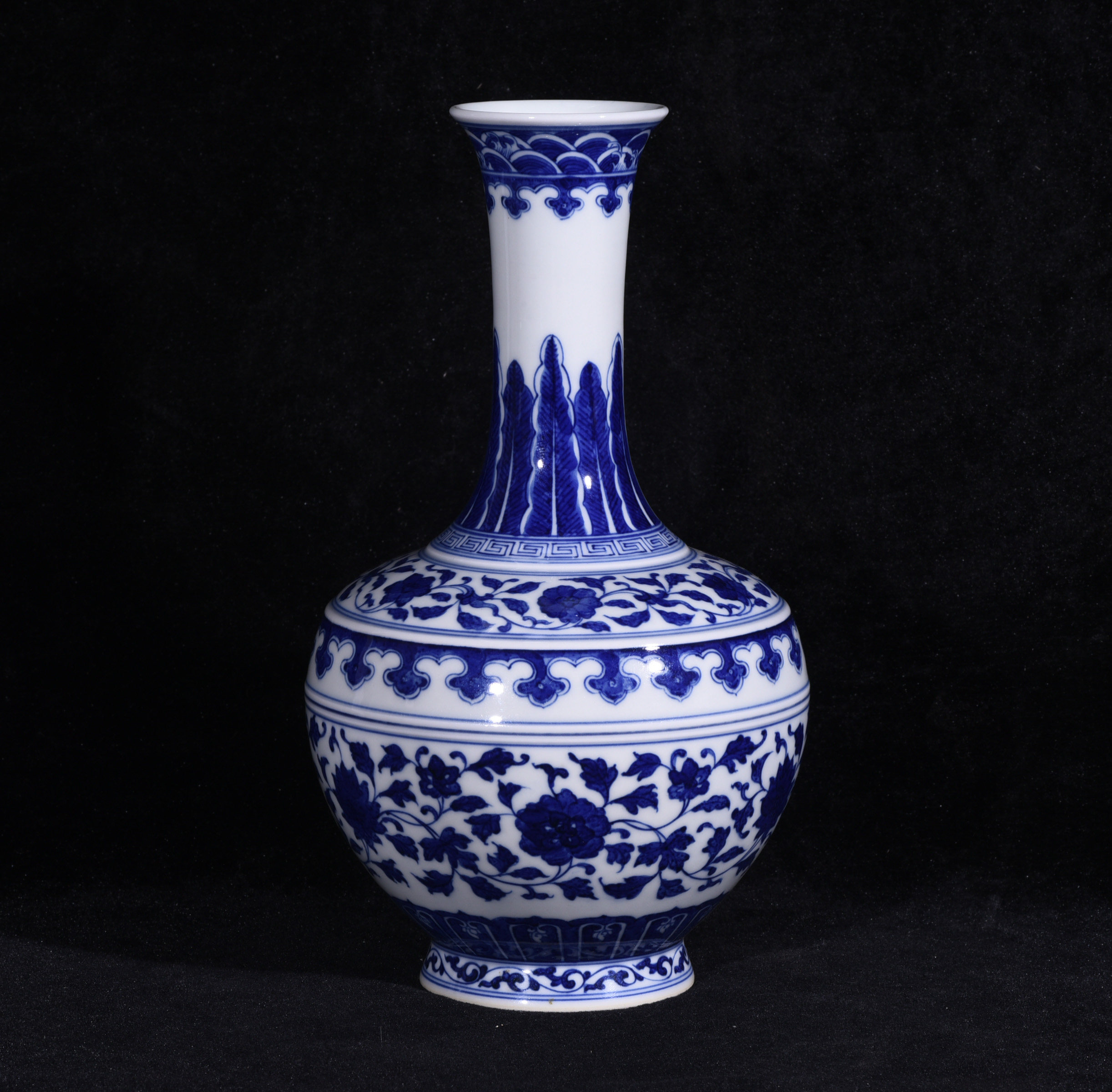 大清乾隆年制青花缠枝花纹赏瓶玉堂春瓶