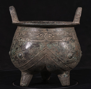 春秋战国青铜夔龙饕餮兽面纹鬲鼎