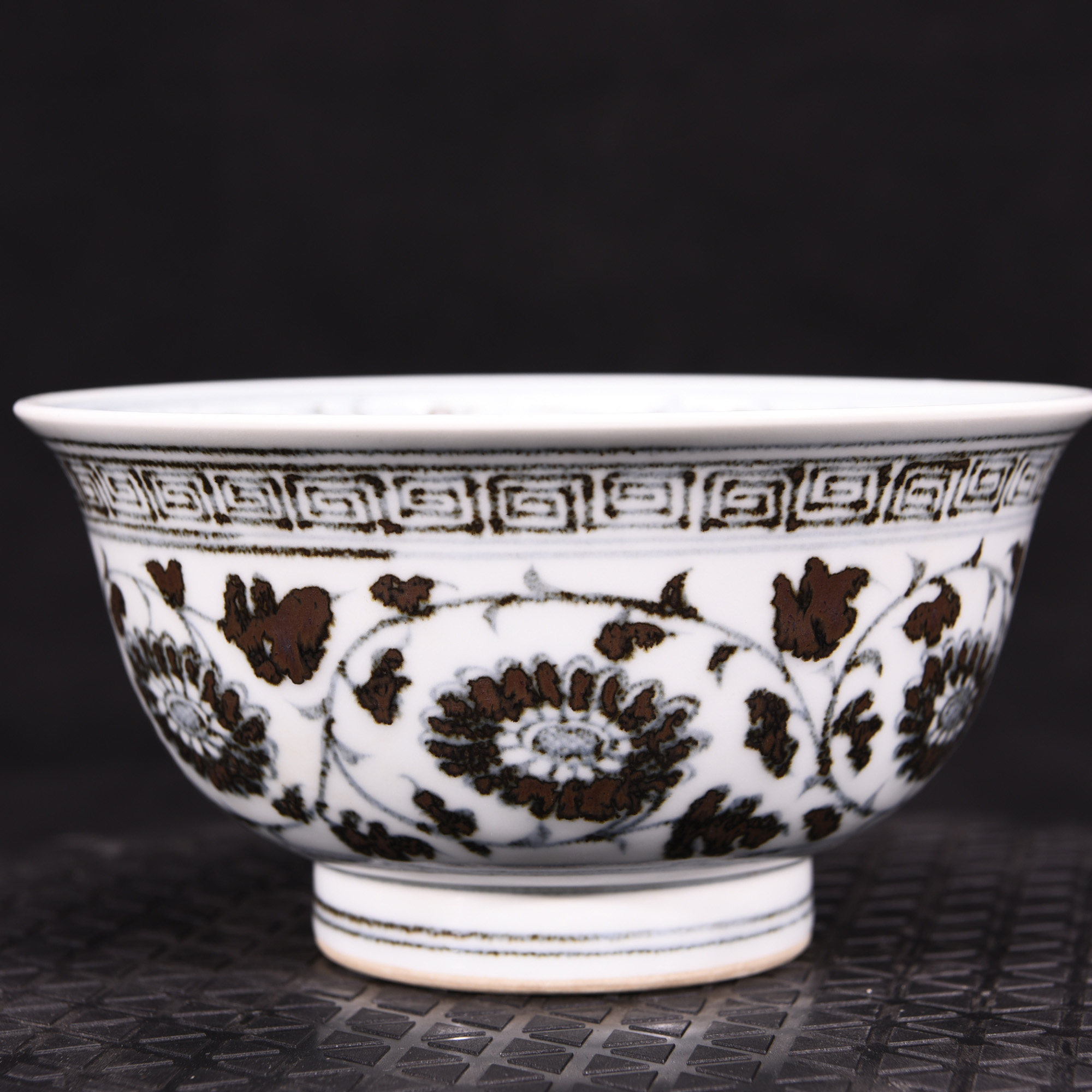 大明洪武年制青花折枝花缠枝菊纹碗