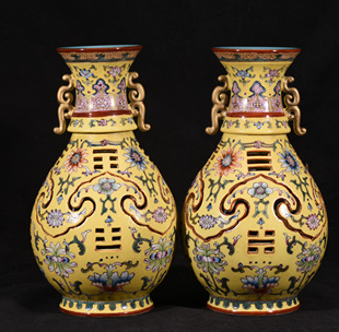 大清乾隆年制洋彩珐琅彩轧道扒花西番莲镂空八卦阴阳交泰转心瓶