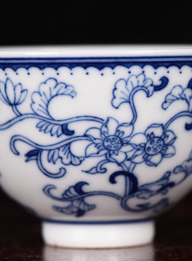 清雍正青花白描缠枝并蒂莲纹酒杯茶杯