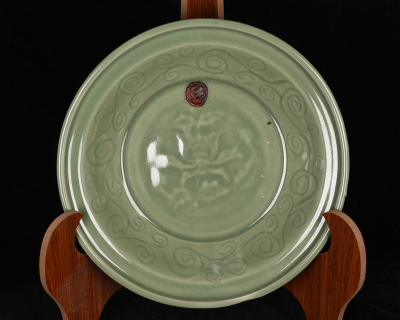 元龙泉窑梅子青釉缠枝忍冬折枝花纹回流罗斯茶盘笔洗