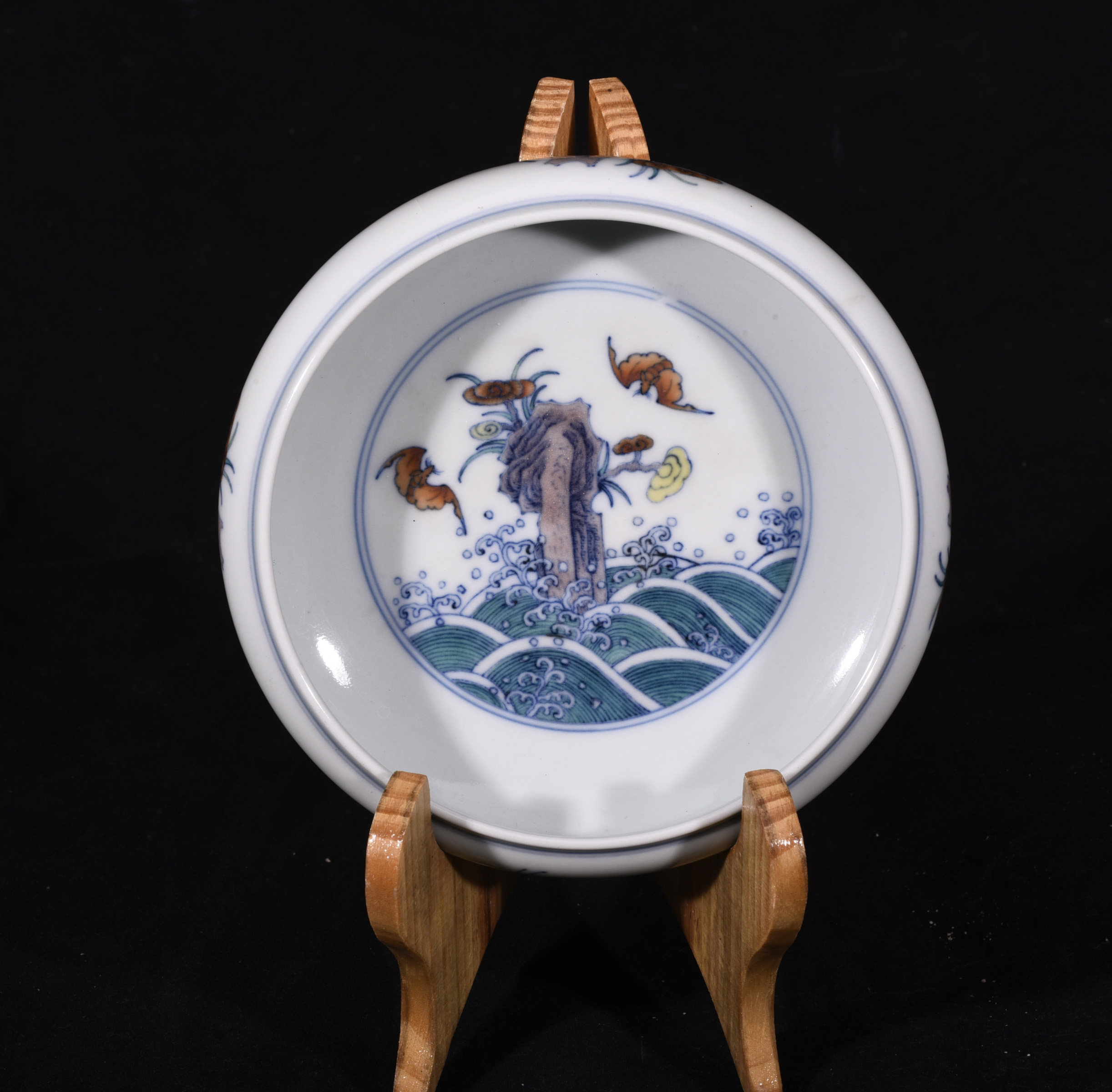 大清乾隆年制斗彩海水江牙寿山福海纹笔洗