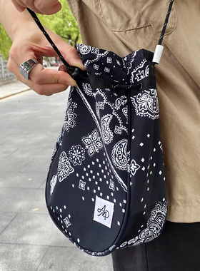 theMADHATcher 「腰果花」单件斜挎小包 男女机能抽绳束口袋