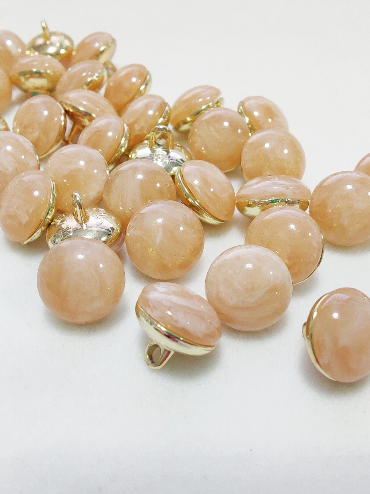 작은 향기로운 스타일의 고양이 눈 단추 셔츠 금속 단추 스웨터 둥근 올 매치 단추 작은 단추로 장식된 진주 빛 흰색 셔츠