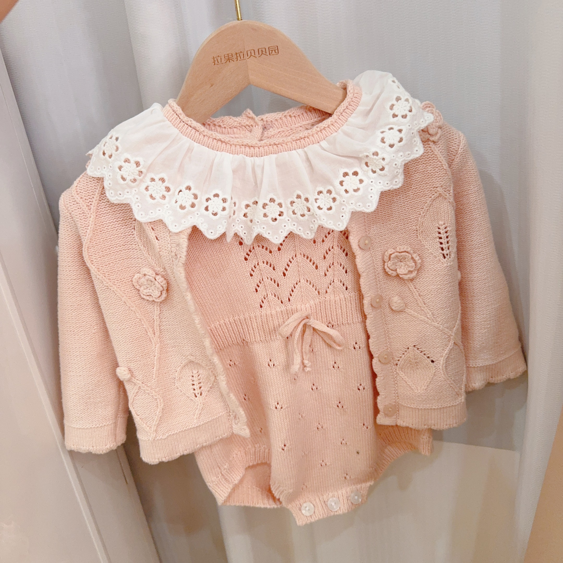 婴儿衣服秋冬套装女宝宝纯棉针织衫女童毛衣外套开衫花边领包屁衣