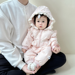 婴儿羽绒服公主风连体衣女宝宝白鸭绒连帽保暖外套百日宴礼服抱衣
