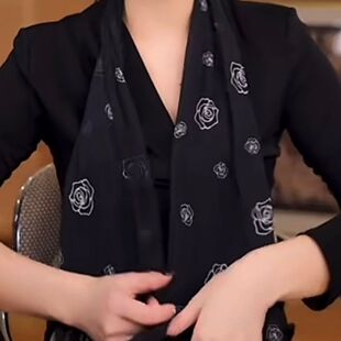 新款百搭裙子黑色玫瑰花纹丝巾女长条飘带手卷边细窄围巾冷调风