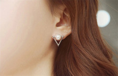 High-quality fashion jewelry Korean sweet triangular pearl ear nails Japanese and Korean temperament earrings to prevent allergies
