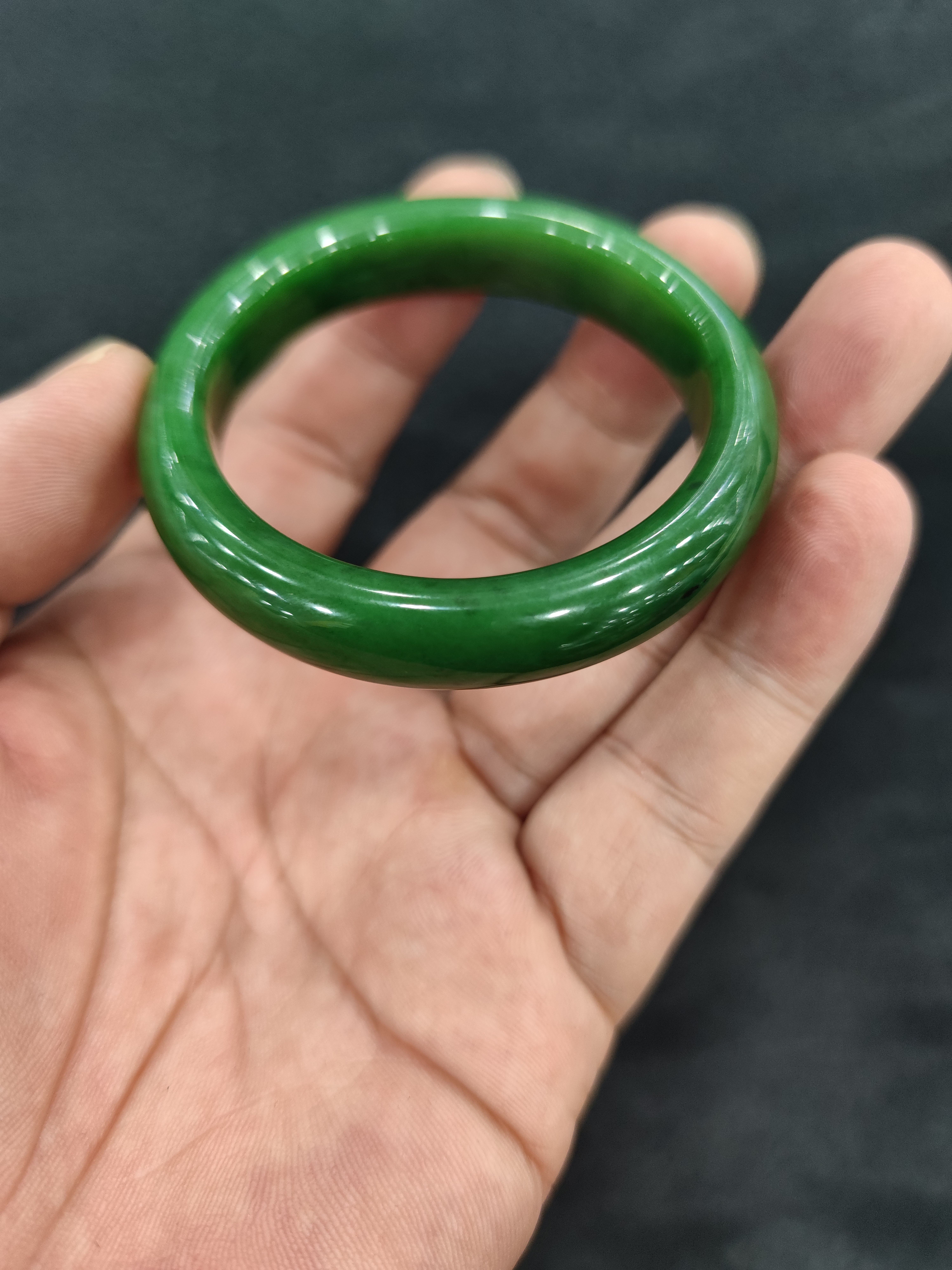 俄罗斯碧玉手镯碧玉手镯52mm碧玉手镯碧玉菠菜绿手镯碧玉手镯图片