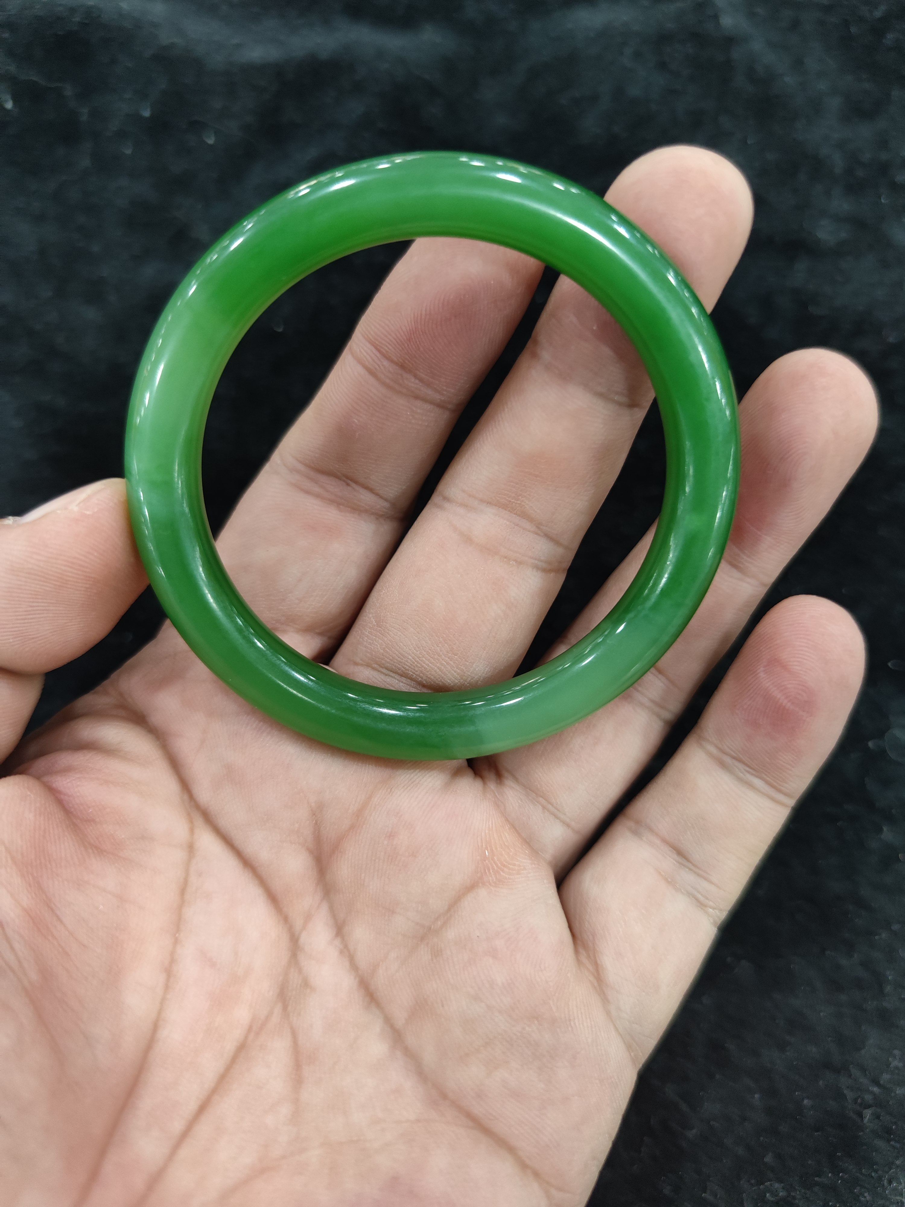 和田碧玉手镯冰底阳绿白加绿圆条手镯无裂无黑质地细腻圆润55圈口