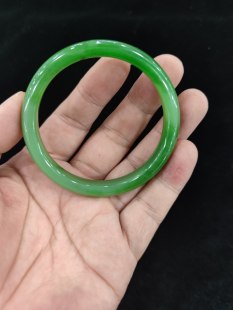 天然和田碧玉手镯俄罗斯碧玉阳绿白加绿手镯碧玉中条手镯60圈口