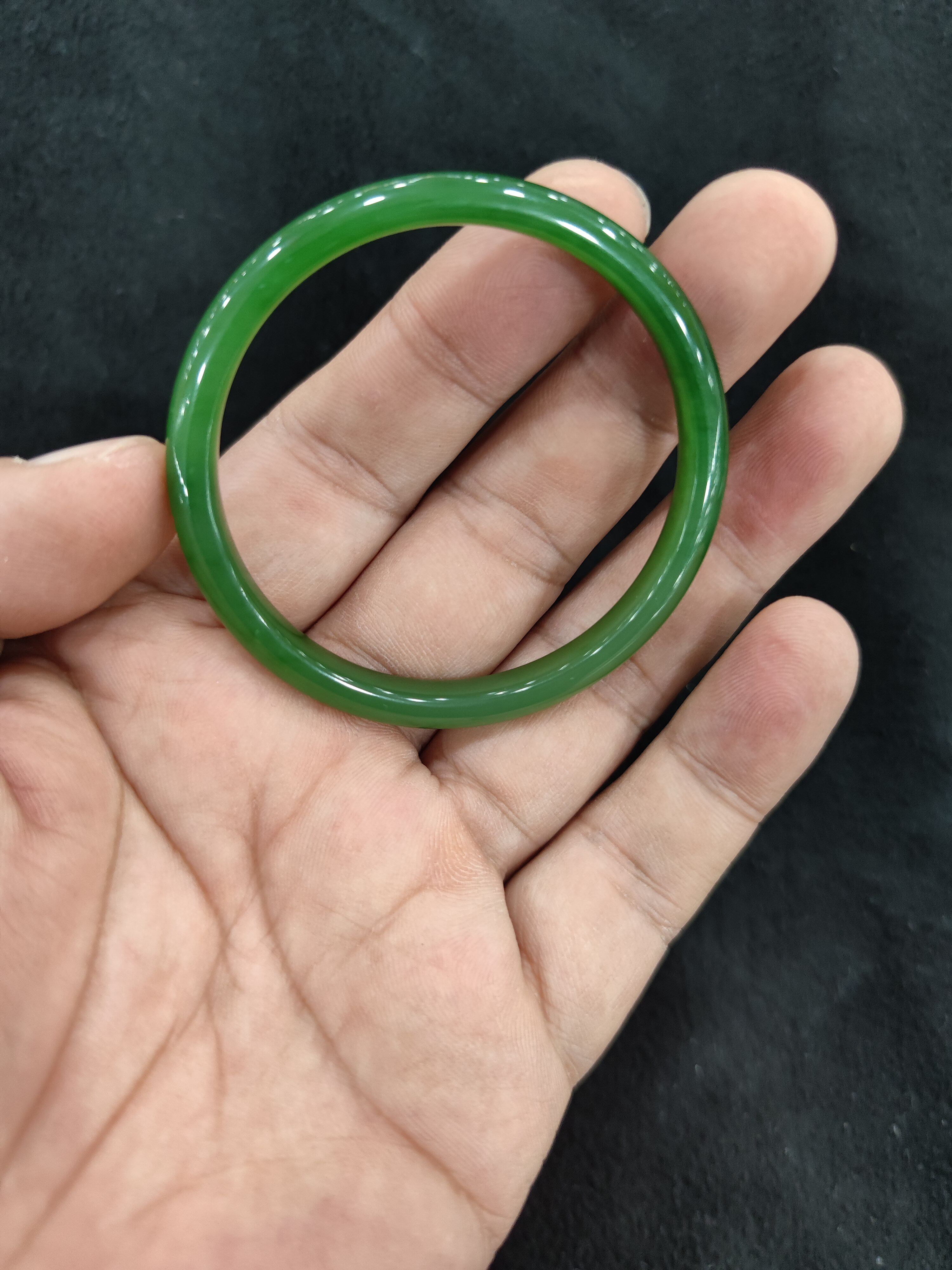 和田碧玉手镯冰底菠菜绿白加绿中细条手镯无裂无纹51圈口
