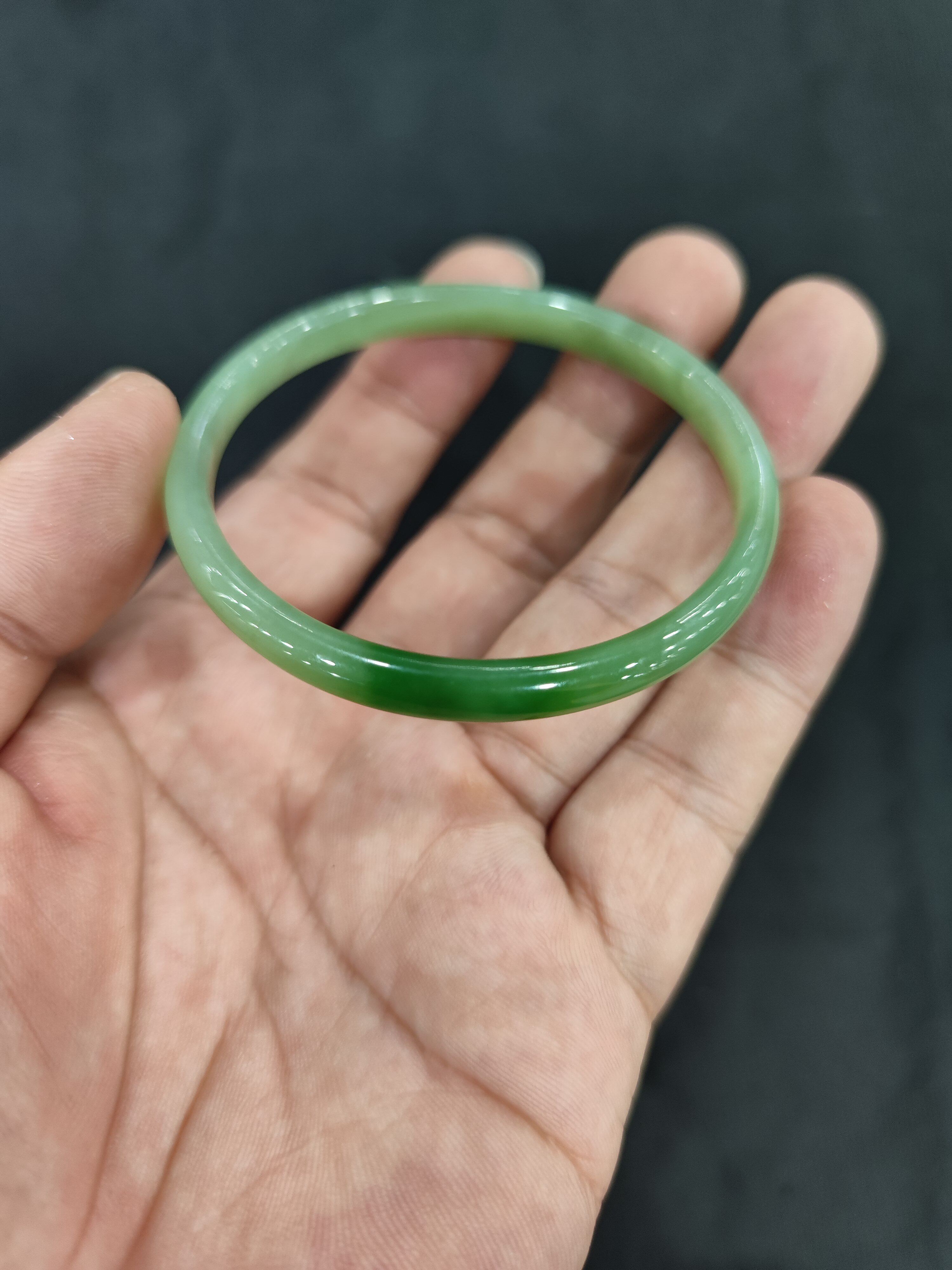 和田碧玉手镯冰底阳绿白加绿中细条手镯无裂无纹59圈口