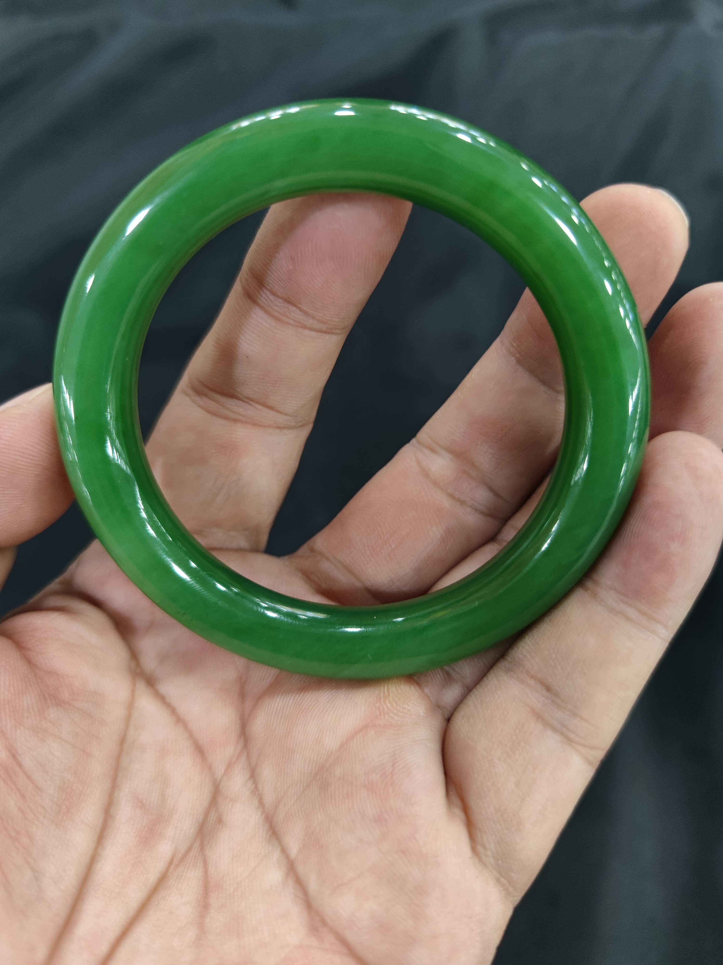 和田碧玉手镯老料果绿满绿圆条手镯质地细腻56圈口高档碧玉手镯