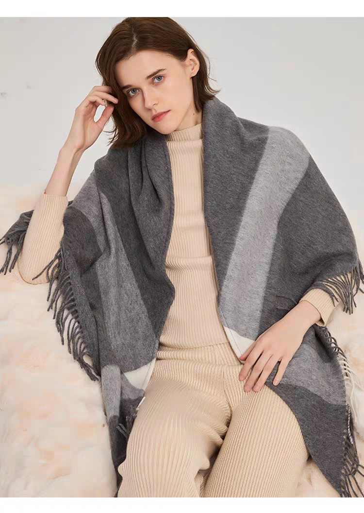 2025秋冬简约女士格子披肩欧美加厚保暖羊毛羊绒三角围巾盖毯披风