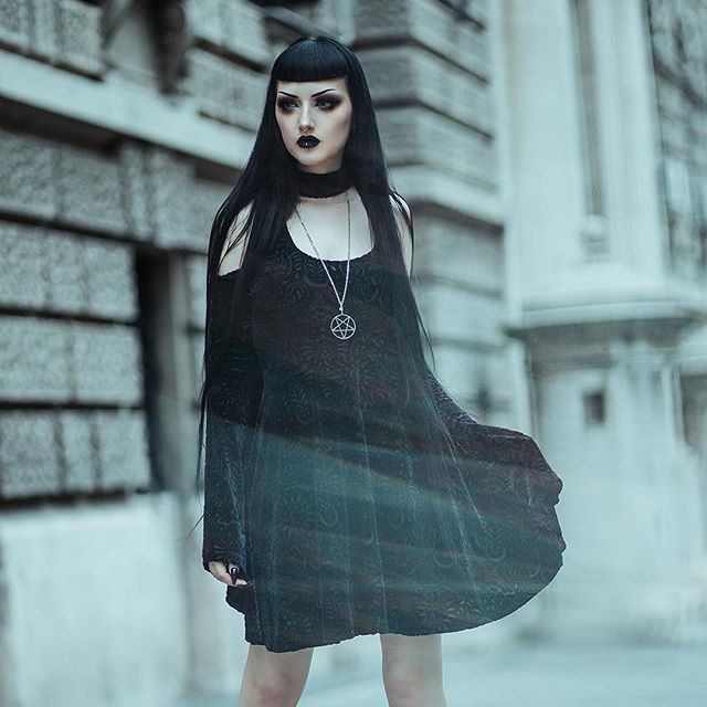 潮牌KILLSTAR Vela Burnout华丽暗纹吸血鬼丝绒连衣裙