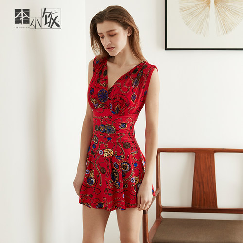 李小饭泡温泉性感大胸聚拢女泳衣