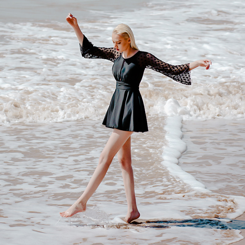 等你  李小饭波点蕾丝喇叭袖黑色连体裙式泳衣女温泉遮肚游泳衣