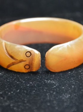 红山文化玉器老玛瑙手工雕刻的龙雕像手镯手铐