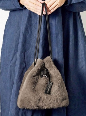 日杂附录亚马逊有售小众设计毛绒休闲水桶包斜挎手提包P52