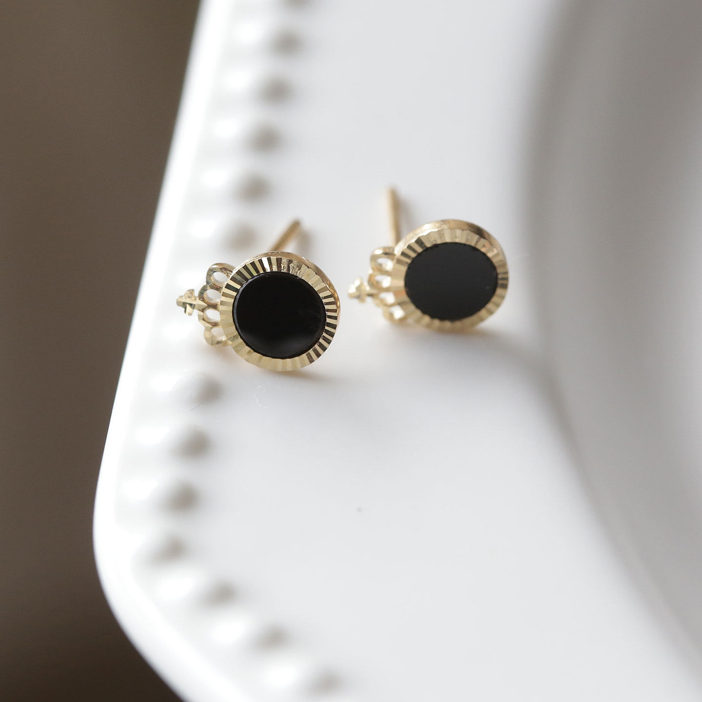 白小C 韩国10K14K金黄金首饰 黑色圆牌切边皇冠耳饰耳钉,饰品/流行首饰/时尚饰品新,耳钉,淘宝优惠券,粉丝福利购,淘宝优惠卷