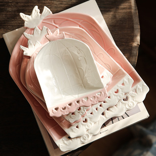 幸福的飞鸟。温柔粉嫩镂空立体浮雕陶瓷釉下彩餐盘甜品碗