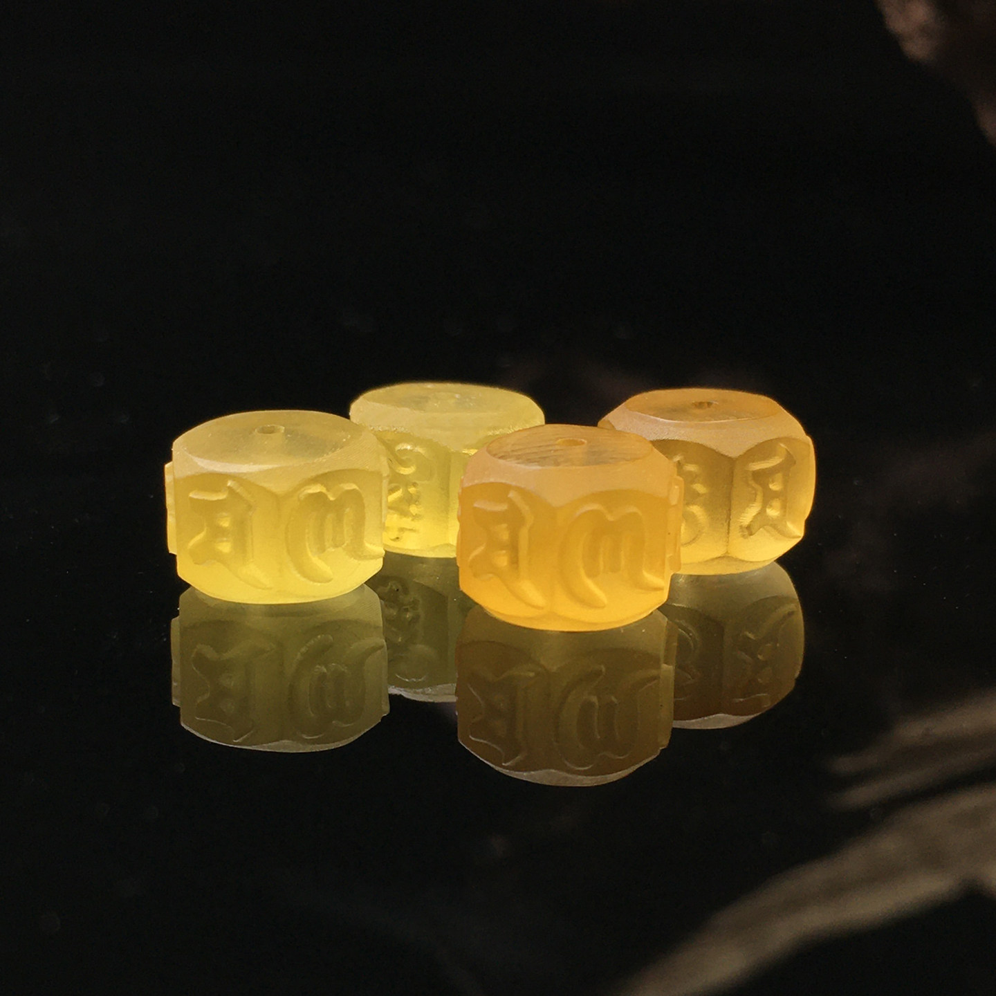 思华年金珀佛头原矿琥珀六字箴言血珀黄财神尸陀林隔珠三通小配饰