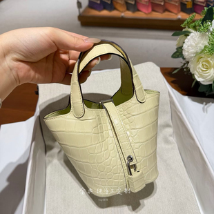 金典/纯手缝mini Picotin Lock菜篮子美洲鳄鱼Y1香草色手提包银扣
