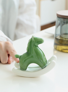 创意陶瓷摇摇马摆件桌面茶桌书房软装饰马上有绿马工艺品送礼