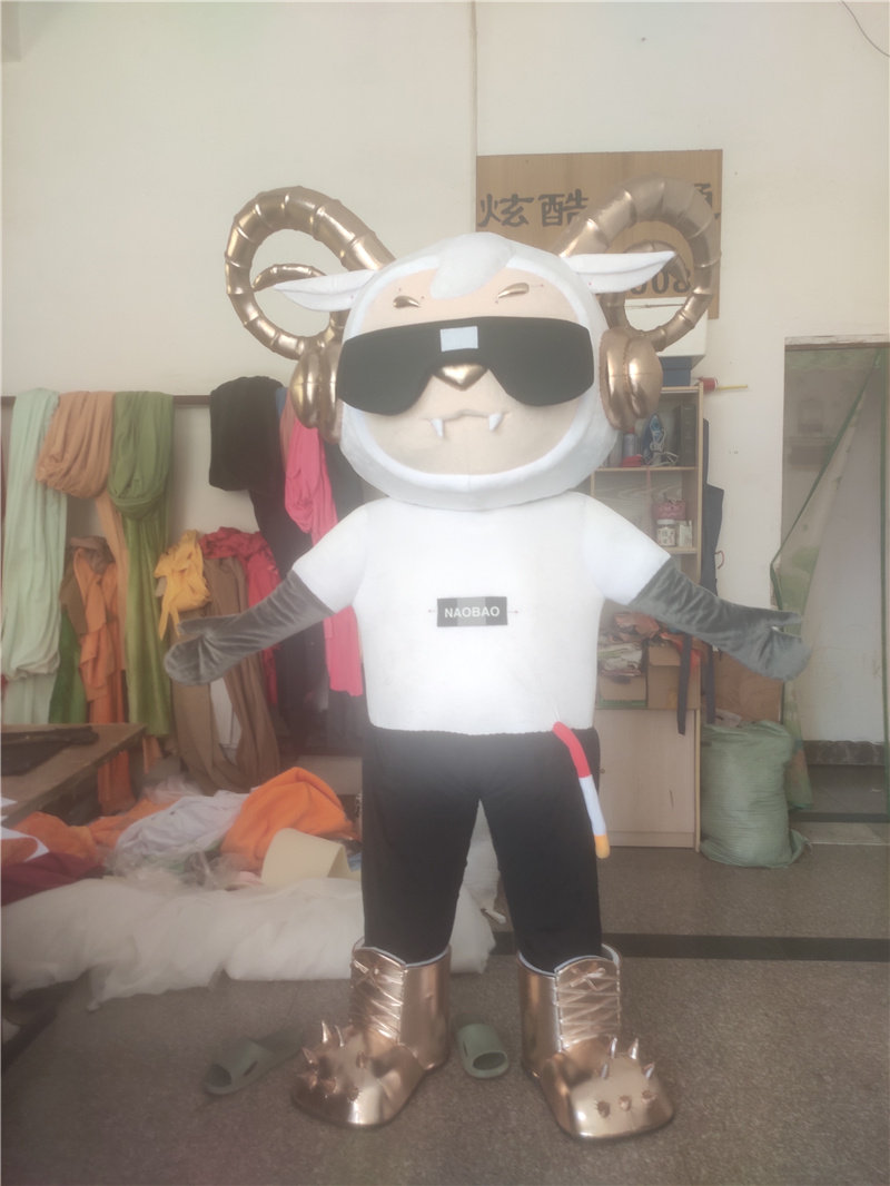 厦门炫酷卡通头套人偶服舞台展示