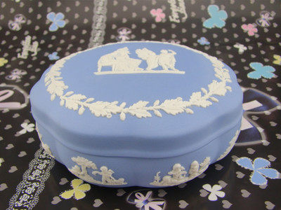 西洋收藏品 英国奢瓷 WEDGWOOD JasperWare 白玉浮雕花口大首饰盒