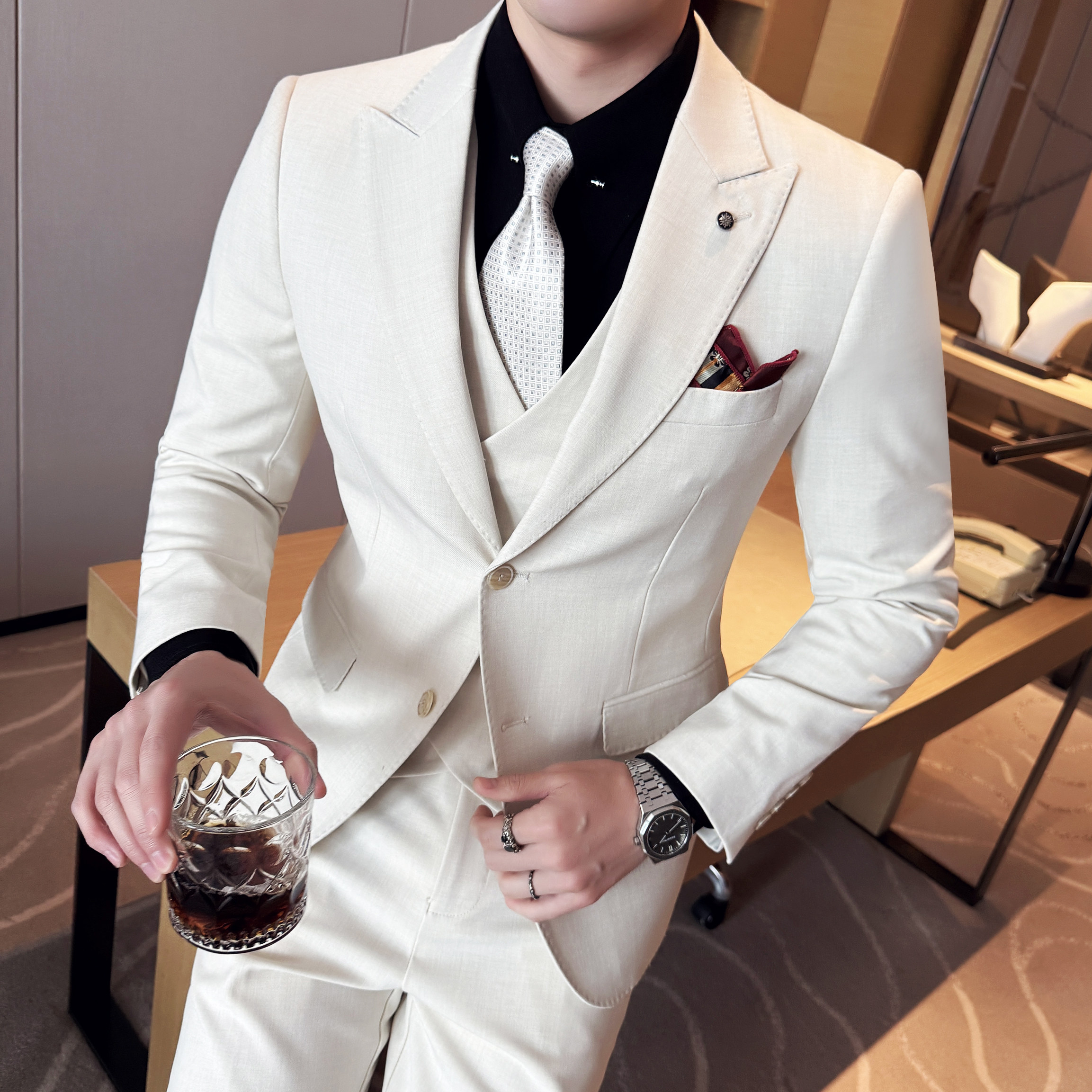 白色西服套装男上班通勤面试休闲西装外套商务新郎结婚马甲三件套