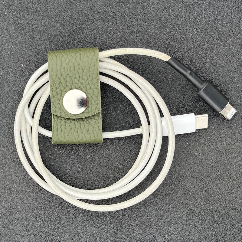 스냅 버튼 케이블 관리 유물이 있는 맞춤형 수제  가죽 헤드폰 케이블 와인더 보관 허브 케이블 와인더 데이터 케이블