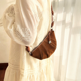 秋冬复古斜挎牛角包2025新款高级质感包包女小众设计麂皮绒饺子包