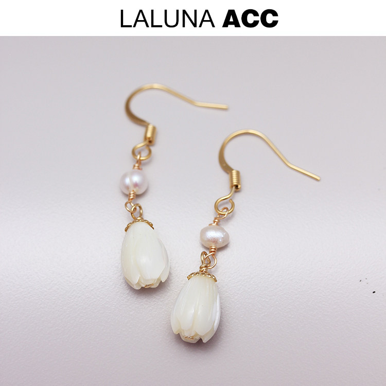 太温柔啦~母贝打磨白兰花耳坠