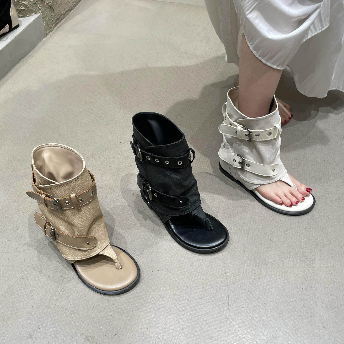 十三行女鞋实拍韩版皮带扣凉靴女夏短筒夹趾机车风百搭靴子磨砂皮