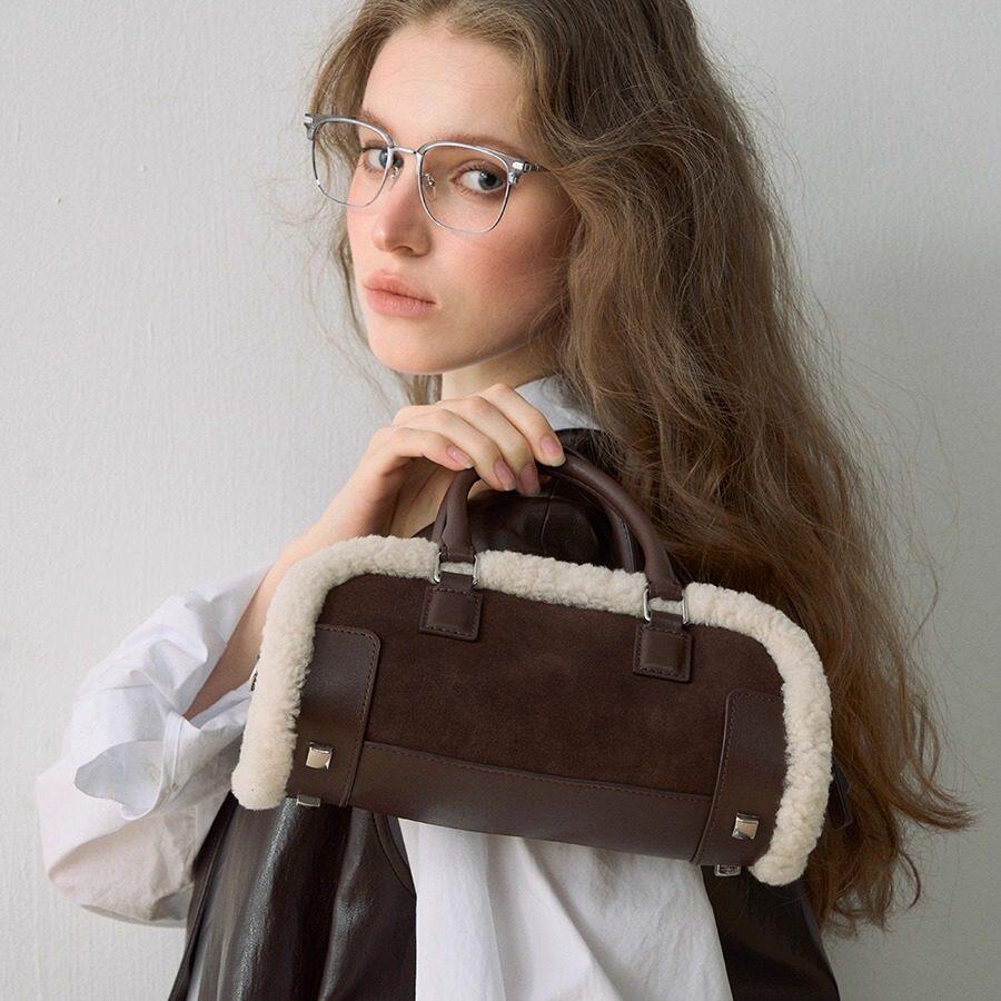 Deessesicile 6折巧克力色羊羔毛拼接磨砂牛皮通勤保龄