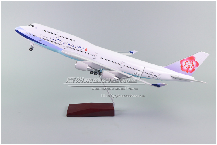 中华航空波音B747感应亮灯飞机