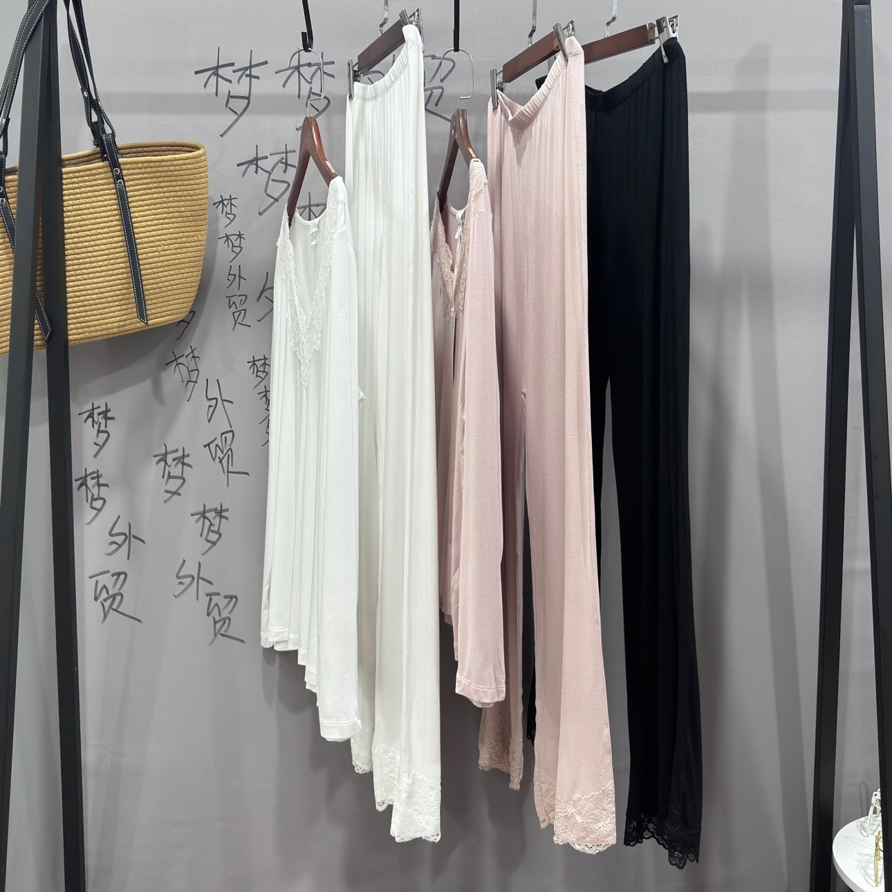 莫代尔针织蕾丝V领上衣家居裤