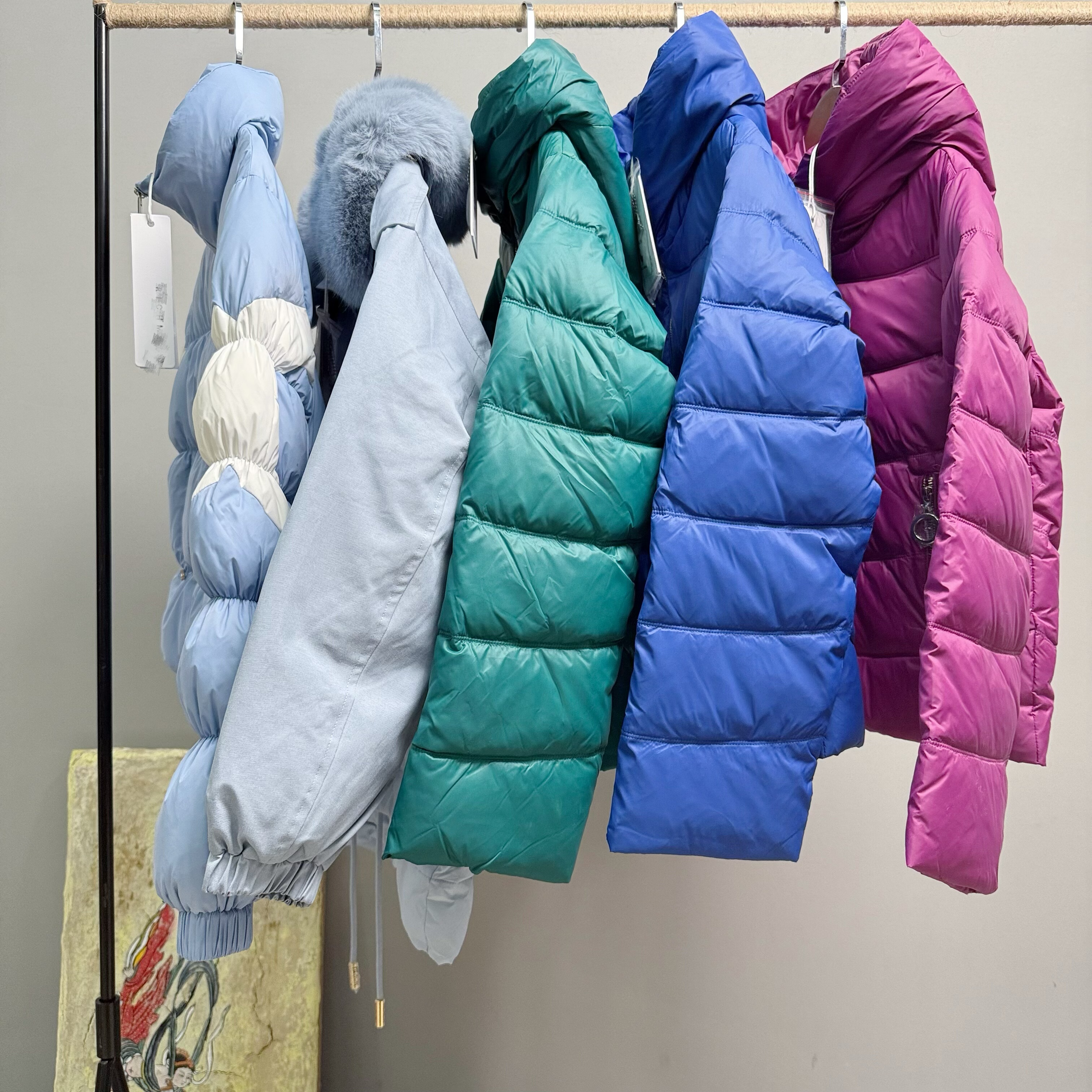 设计款立领翻领仿真毛连帽羽绒服